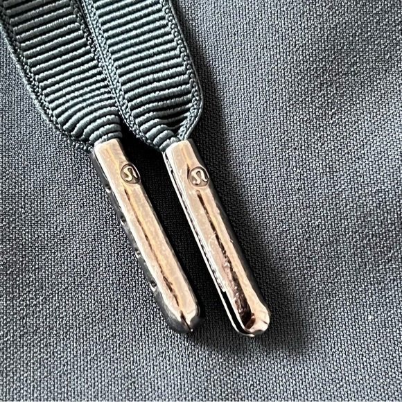 Lululemon On The Fly Skirt *21"
Sea Steel Size 6 - Picture 9 of 12